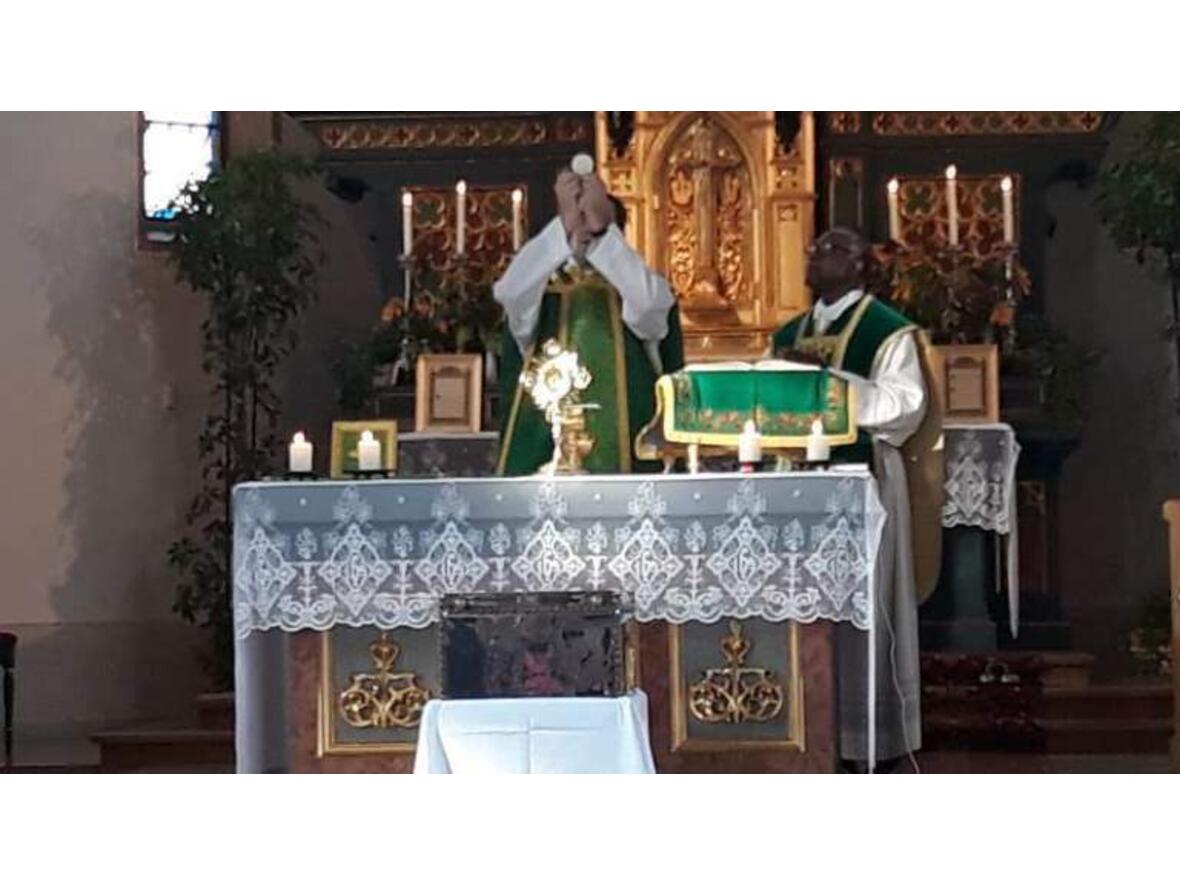 familiengottesdienst-und-verabschiedung-von-pfr-dr-felix-onwukike-in-st-walburga-ried3521968