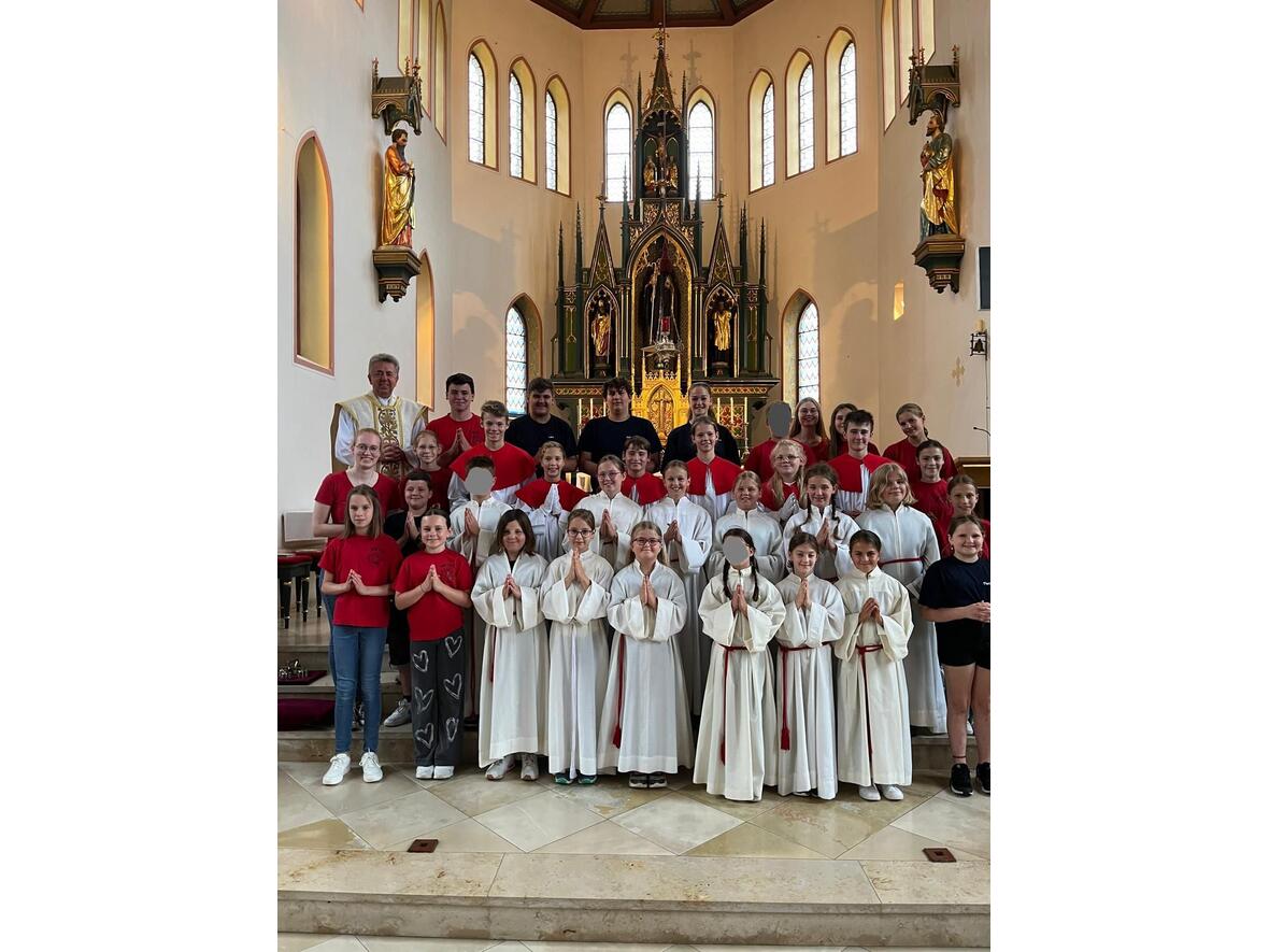 aufnahme-der-neuen-ministranten-in-st-walburga-ried4719188